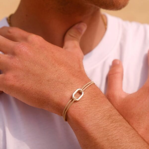 Bracelet maillon 22mm beige ORIN porté par un homme en T-Shirt