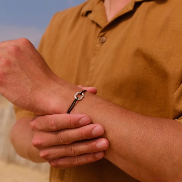 Photo porté cadré serré du bracelet maillon 16mm HARPON sur un homme portant une chemise manches courtes couleur tabac