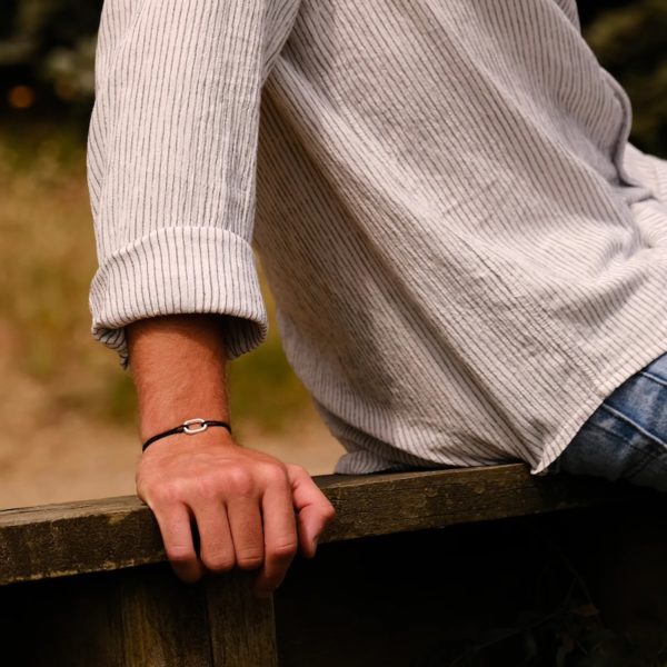 Photo porté du bracelet maillon 16mm HARPON par un homme sur une chemise rayée manche retroussée
