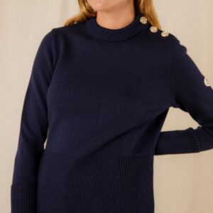 Photo de face du pull BRUNELLA marine. On y voit les boutons dorés sur l'épaule