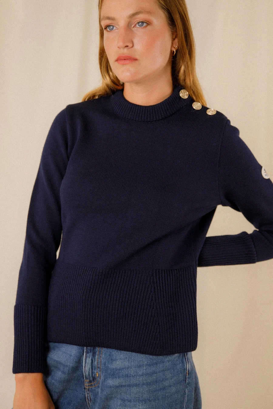 Photo de face du pull BRUNELLA marine. On y voit les boutons dorés sur l'épaule