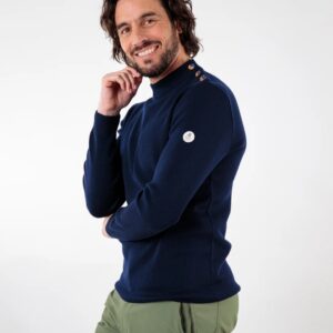 Pull MARCEAU marine porté de profil avec un short kaki