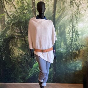 Poncho MAJOLA Craie porté sur un mannequin avec un jean gris, un chemisier en Lin Indigo et une ceinture large en cuir beige