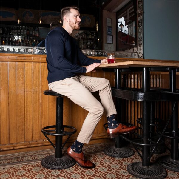 Visuel en pied d'un mannequin portant un pantalon beige, un pull marine et des souliers marrons avec les chaussettes cavalier marine